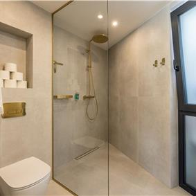 4 bedroom villa with heated pool and sea view in Vinišće, sleeps 8